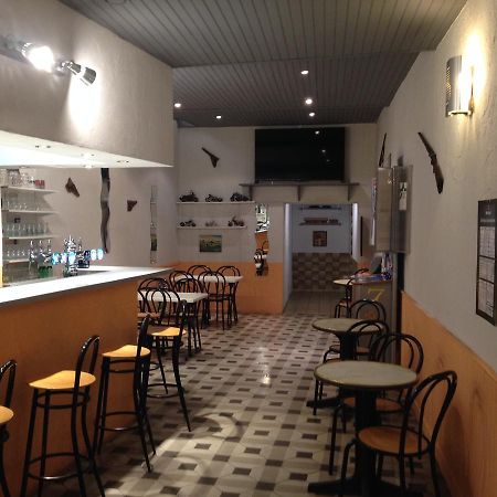 Bar Hotel De La Place Mezel Экстерьер фото