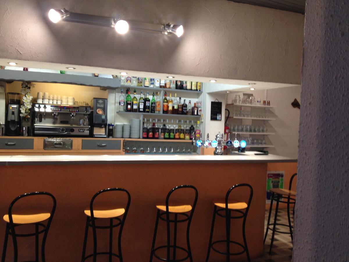 Bar Hotel De La Place Mezel Экстерьер фото